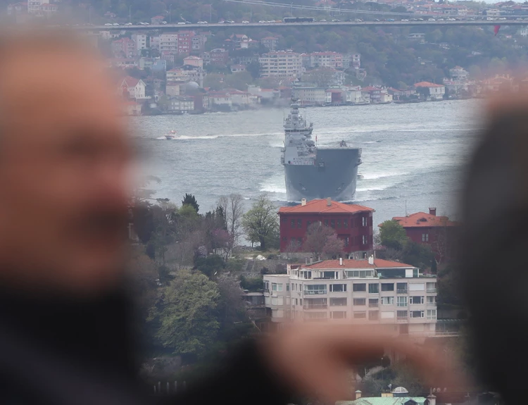 Türkiye'nin gururu TCG Anadolu Beykoz'u selamladı