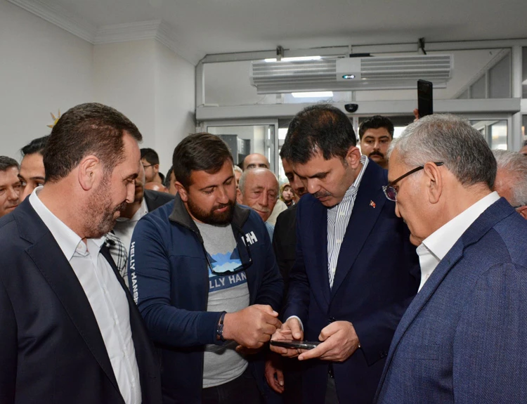 Seçim devam ediyor.. Bakan Murat Kurum Beykoz'da