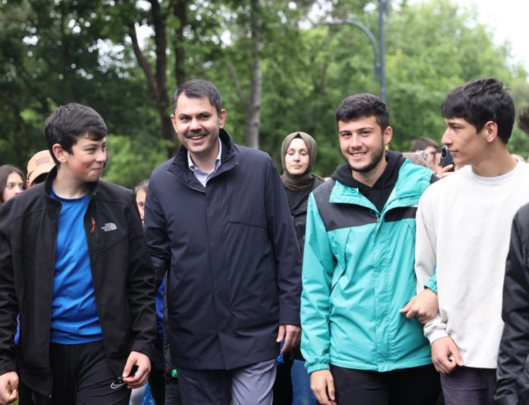 Murat Kurum Beykoz'da gençlerle yürüdü