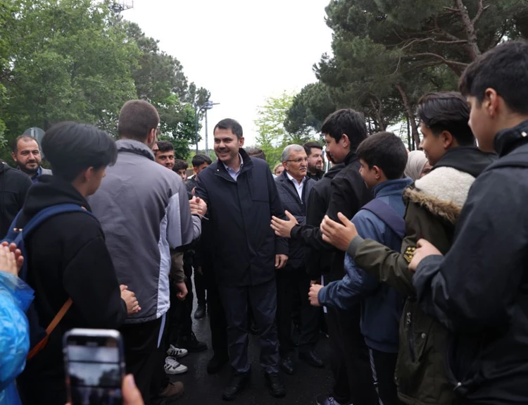 Murat Kurum Beykoz'da gençlerle yürüdü