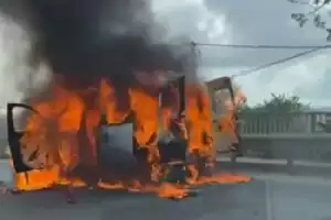 Beykoz’da araç yangını…  Şoför kendini dışarı attı