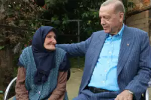 Erdoğan Beykoz'daki süt annesini ziyaret etti