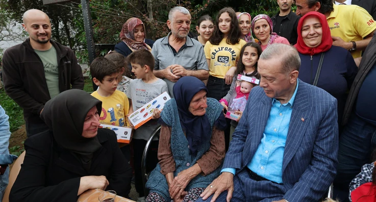 Erdoğan Beykoz'daki süt annesini ziyaret etti
