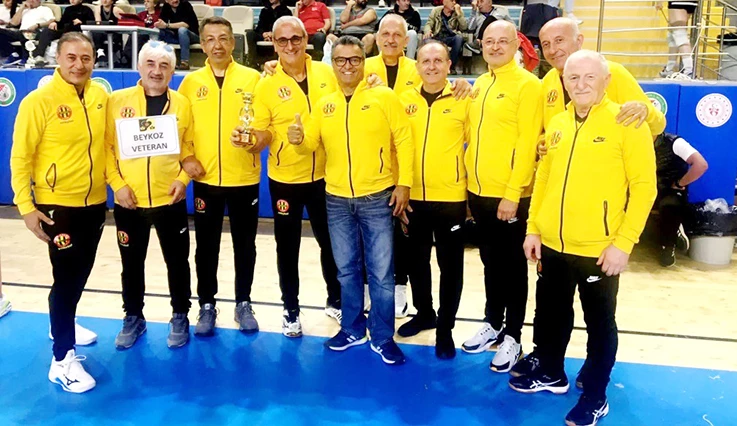 Beykoz Veteranlar Voleybol takımı Muğla’dan şampiyon döndü