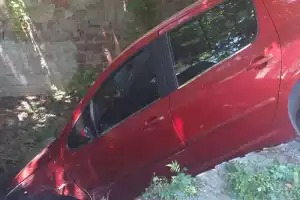 Beykoz'da otomobil yolun altına düştü
