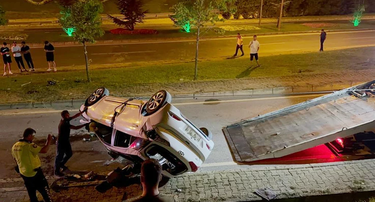 Beykoz'da takla atan otomobildeki 2 kişi yaralandı