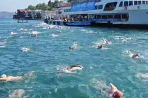 2 bin 600 sporcu Beykoz'dan İstanbul Boğazı'na kulaç attı