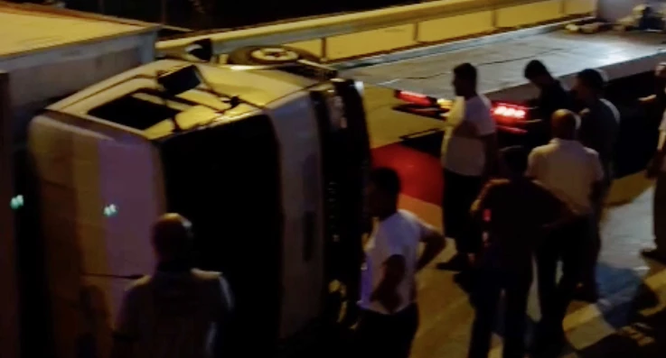 Beykoz’da sabah saatlerinde devrilen kamyon trafiğe neden oldu