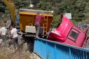 Beykoz'da kamyonun çarptığı aracın sürücüsü öldü