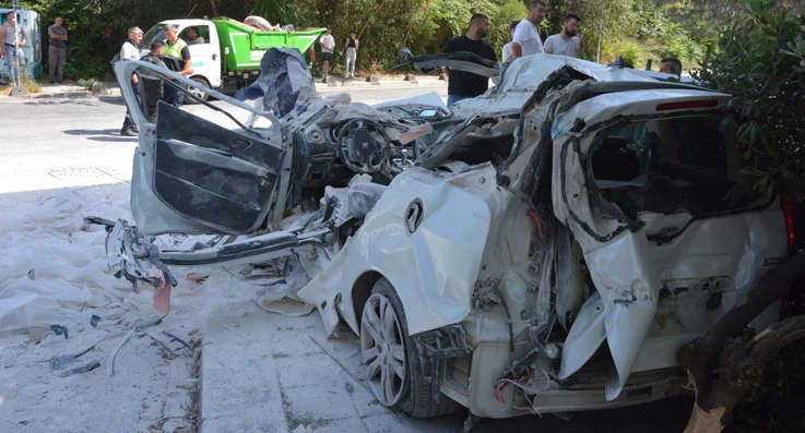 Beykoz’da yokuşu süratli inen kamyon 3 aracı ezdi 7 yaralı