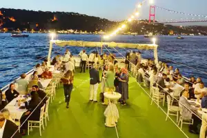 Beykoz’un asırlık çınarı 110. Yılını tekne geziyle kutladı