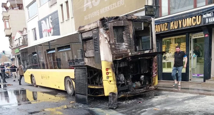 Beykoz Merkez Mahallesinde özel halk otobüsü alev aldı