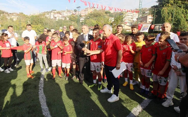 Beykoz’da 100. Yıl Cumhuriyet Kupasının sahibi Paşabahçe oldu