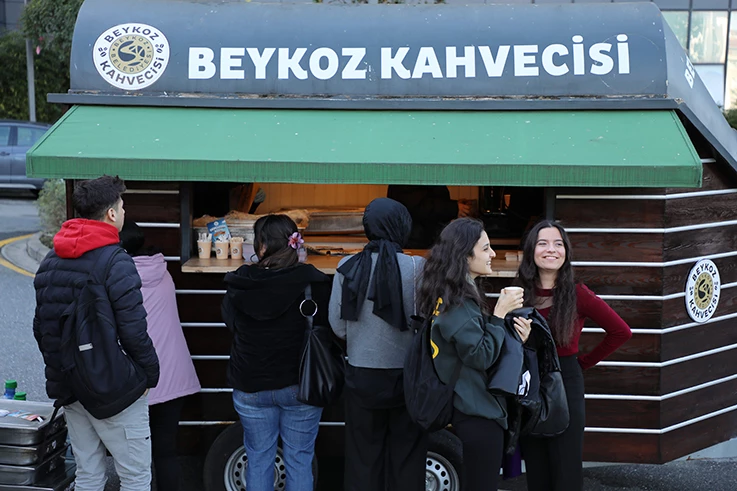 Mobil Beykoz Kahvecisi üniversite kapılarında