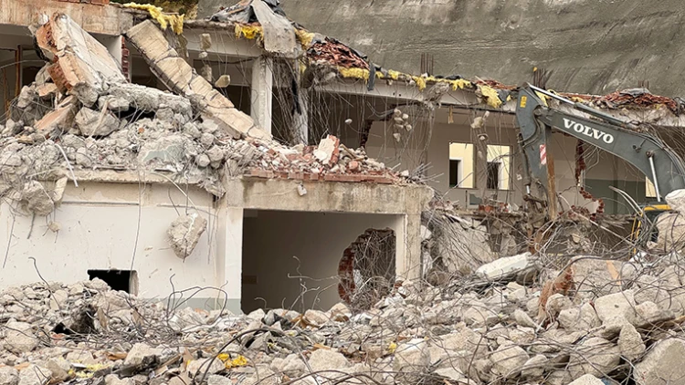 Beykoz’un okulları iş makineleri ile yıkılıyor  