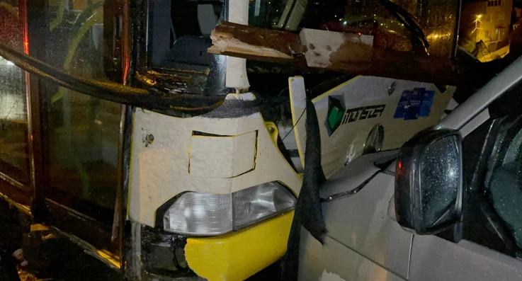 Beykoz güne İETT kazasıyla başladı şoför virajı alamadı