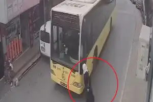 Beykoz'da otobüsün çarptığı kadının bacağı kesildi
