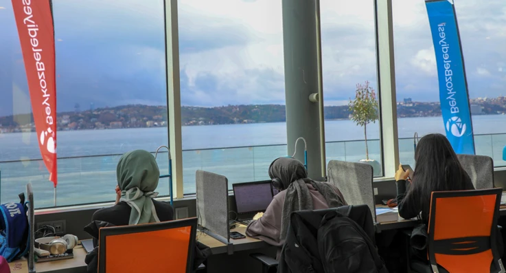 İstanbul Boğazında gençlerin yeni gözdesi Yalı Kütüphanesi oldu