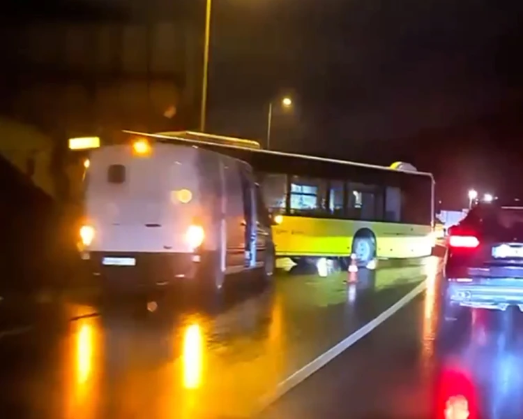 İETT otobüsü Beykoz Akbaba Mahallesinde kaza yaptı