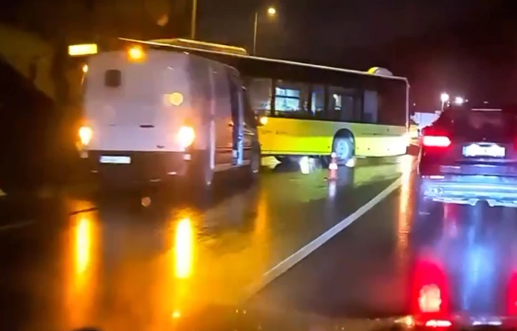 İETT otobüsü Beykoz Akbaba Mahallesinde kaza yaptı