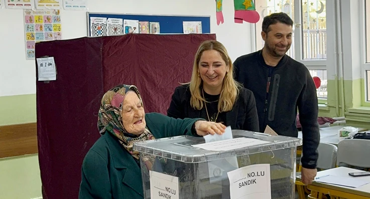 Beykoz'un siyasileri de oylarını kullandı