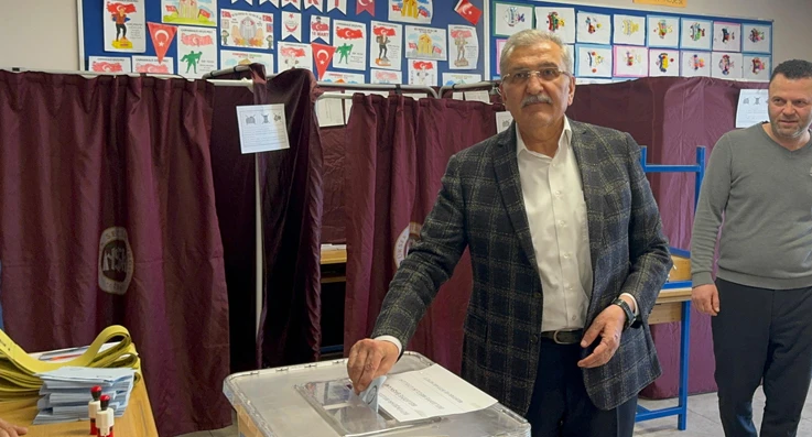 Beykoz'un siyasileri de oylarını kullandı