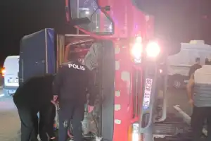 FSM Köprüsü Beykoz çıkışında kamyon devrildi 2 yaralı