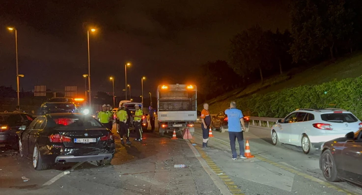 15 Temmuz Şehitler Köprüsü girişinde zincirleme kaza 3 yaralı