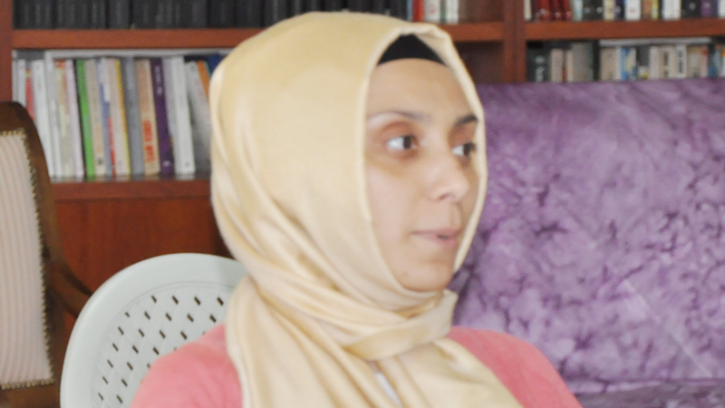 Bu dünya ol ahretten içeri
Âşıkın yeri var kimseler bilmez
Yunus öldü