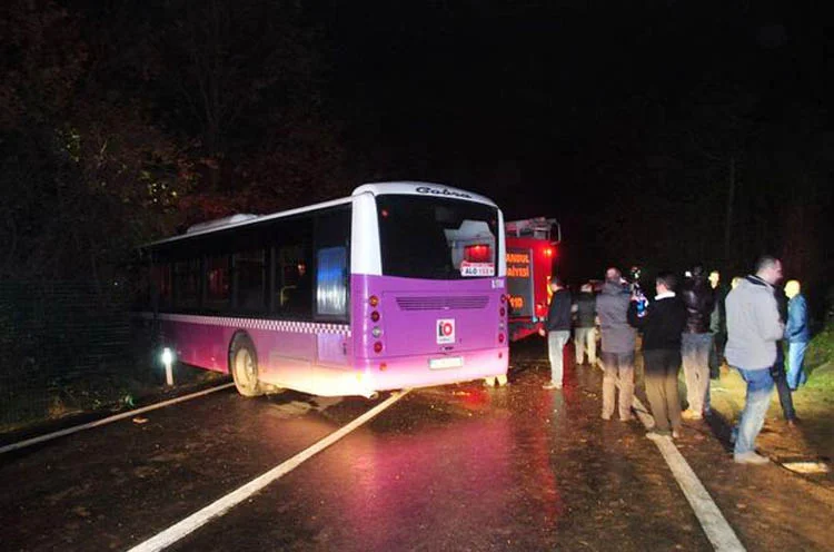 Ortaçeşme Mahallesi Çifteçınarlar Mevki’nde 11 H numaralı Ortaçeşme-Ümraniye otobüsü yolda