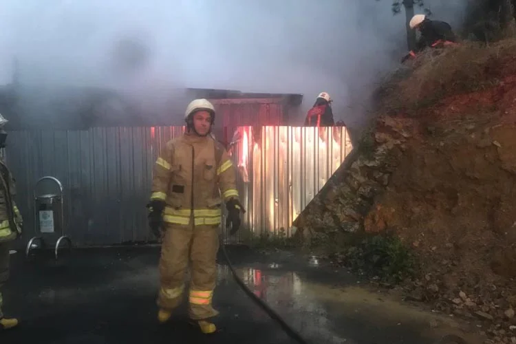 Beykoz Belediyesi’nin arka kısmında bulunan İSKİ binasının yanındaki işçi konteynerlerinde