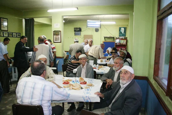 Muhtarlar Derneği’nin yeni Başkanı Cavit Gül köy meydanında kurmuş olduğu