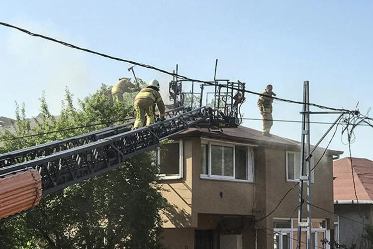 Beykoz'da 3 katlı binanın çatısında çıkan yangın hasara neden oldu.