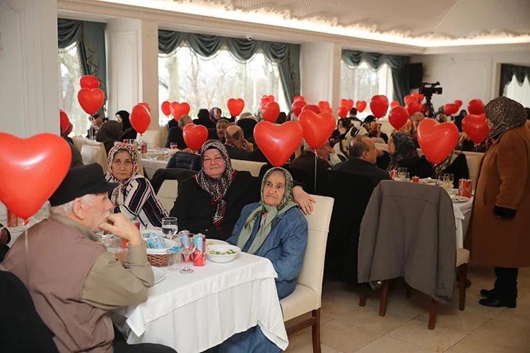 AK Parti Beykoz’da 40 yıllık çiftleri bir araya getirdi 2 40 cift beykoz sefU5fRmnY