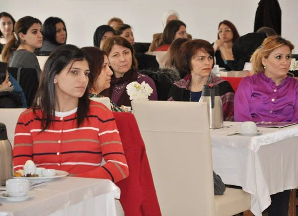 Beykoz Belediye Başkanı Yücel Çelikbilek, Belediye'nin kadın çalışanlarına verdiği kahvaltı