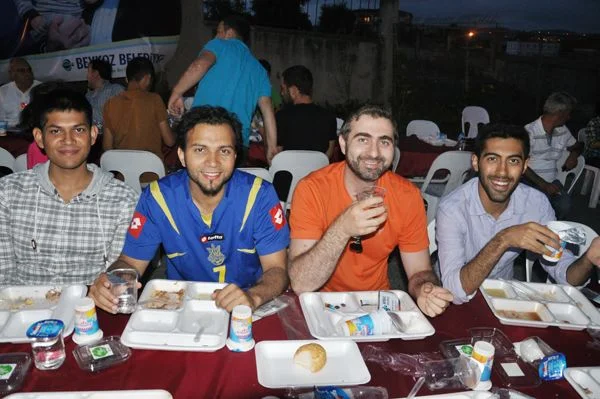 Beykoz Belediyesi bu kez iftarda 40 ABD vatandaşı Müslüman öğrenciyi