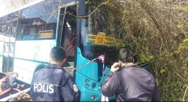 Beykoz’da yol kenarında budanan ağaçların dallarını toplayan iki kardeşe çarpan