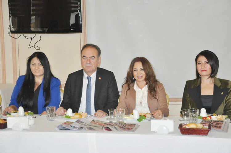 aday adayi tonya basinla bulustu 4 JSC90hE ln