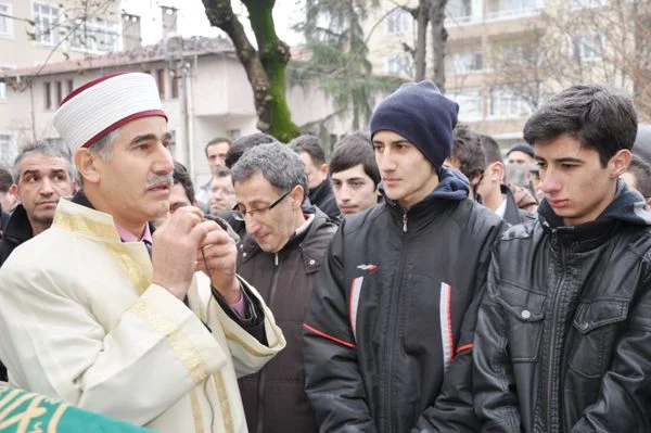 Beykoz'un sevilen öğretmenlerinden Adife Yıldız 46 yaşında kansere yenik düşüp,