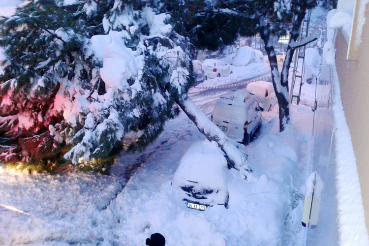 Yoğun kar yağışı Beykoz'da genelinde yaşanan olaylarla etkili olmaya devam