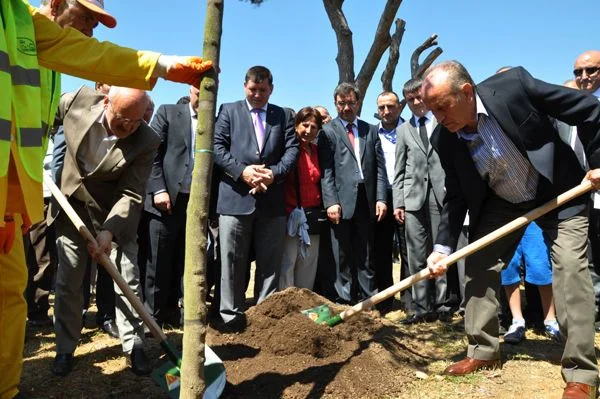 Ergüvan Şenliği’ne katılmak üzere gelmiş Beykoz’a gelen İBB Başkanı Topbaş,