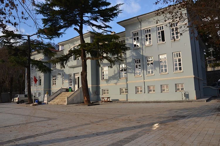 Dost Beykoz, öğrenci velilerinin tadilatın uzun sürdüğü iddiasıyla tepki gösterdikleri