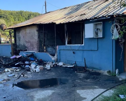 Beykoz'da daha önce kimliği belirsiz kişilerce kundaklanan ahşap ev bir