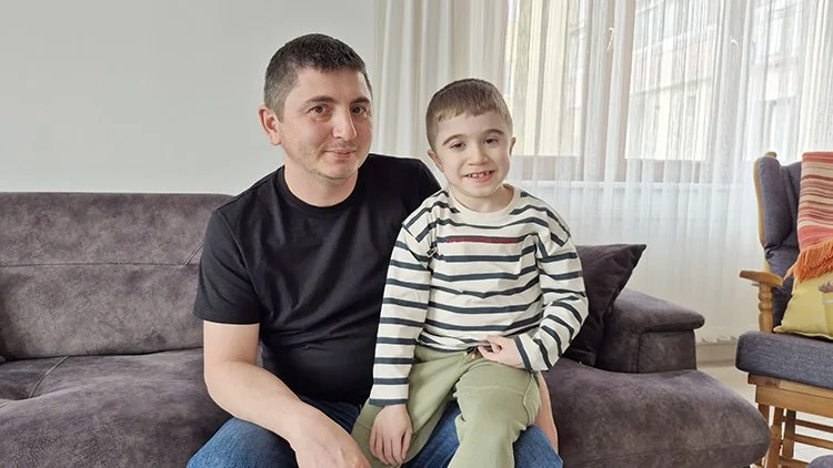 Beykoz Kavacık Mahallesinde yaşayan 7 yaşındaki Emre Tuna, DMD hastalığıyla