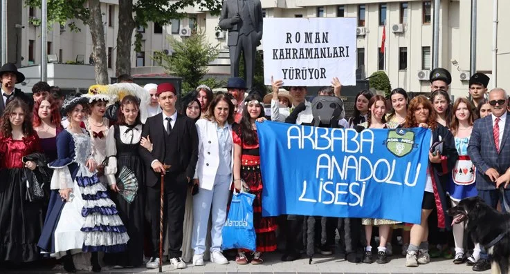Beykoz Akbaba Anadolu Lisesi öğrencileri Roman Kahramanları Festivali düzenledi.