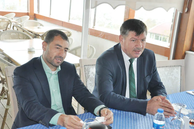 ak parti aday adayi adem sefer basinla bulustu 1 LnFCrvj67I