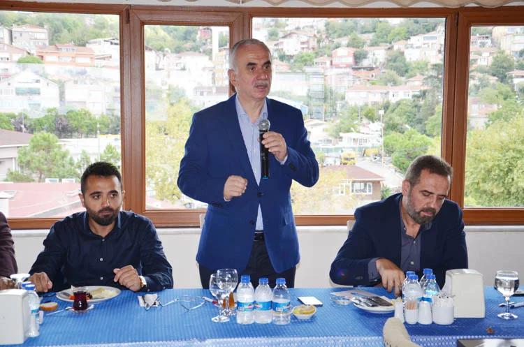 Haftanın iki günü AK Parti’nin Kavacık’taki İlçe Binasında vatandaşlar görüşen