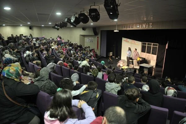 Beykoz, devlet tiyatroları oyunlarının yanı sıra her hafta sonu birbirinden