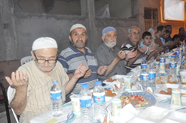 Beykoz Akbaba Mahallesi'nin gençleri toplandı ve bir organizasyon yaparak mahalleye