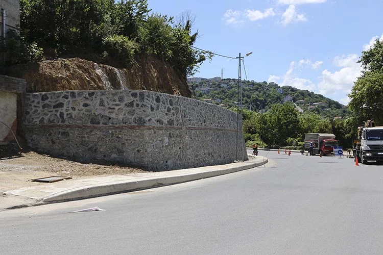 Beykoz Belediyesi’nin yol yapım çalışmaları kapsamında,özellikle yağışlı havalarda toprak kaymalarının